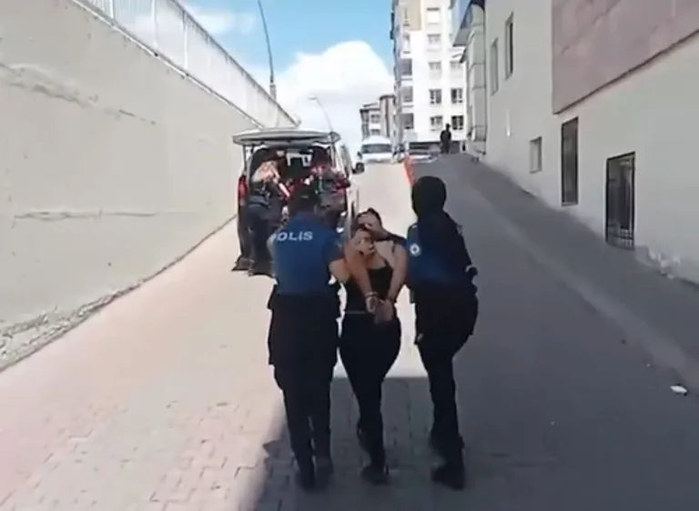 Kayseri’de Hırsızlık Suçundan Aranan 2 Kadın Yakalandı: 34 Yıl Hapis Cezası — haber görseli