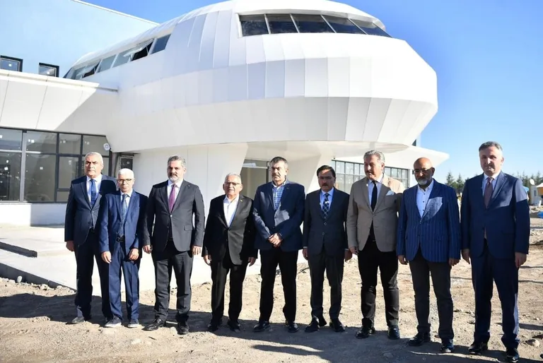 BAKAN TEKİN,  Mehmet Altun Havacılık ve Uzay Bilimleri Lisesi’ni ziyaret etti — haber görseli