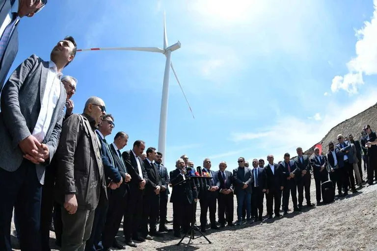 Türkiye’de Bir İlk! Başkan Büyükkılıç'tan Türkiye'ye Örnek Proje:  Ulaşıma Rüzgâr Enerjisi — haber görseli