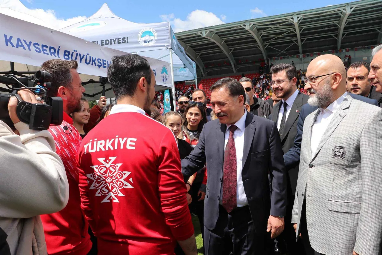 Kayseri’de 19 Mayıs Coşkusu: Bağımsızlık Meşalesi Atatürk Spor Kompleksi'nde Yeniden Parladı! — haber görseli