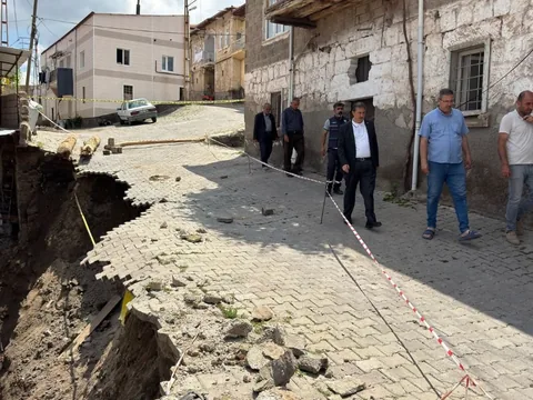 SonDakika! Yeşilhisar'da Heyelan... Sokak Trafiğe Kapatıldı — haber görseli