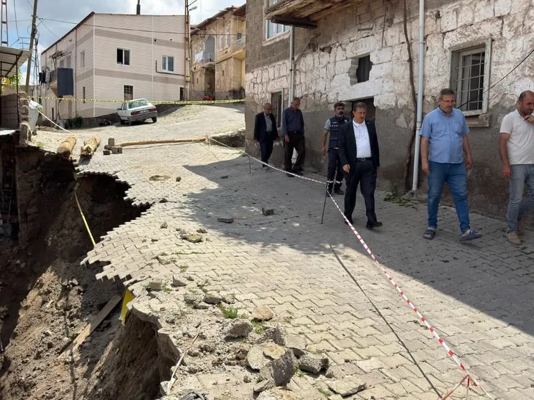 SonDakika! Yeşilhisar'da Heyelan... Sokak Trafiğe Kapatıldı — haber görseli