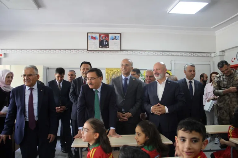Kayseri protokolü miniklerin karne heyecanına ortak oldu — haber görseli