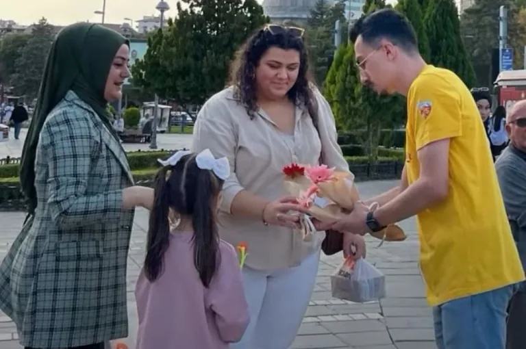 500 Çiçekle Şiddete Dur Dediler: Kapalı Kale'den Kadınlara Anlamlı Destek — haber görseli