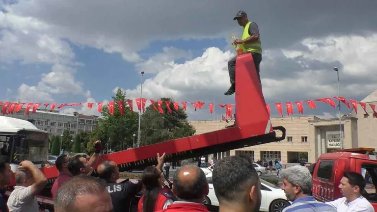 Kayseri'de Dehşet Anları: İşten Çıkarılacağını Öğrenen Şahıs Kendini Yakmak İstedi — haber görseli