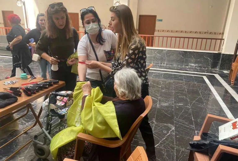 TALASLI KURSİYERLERDEN HUZUREVİ’NE ‘ANNELER GÜNÜ’ ZİYARETİ — haber görseli
