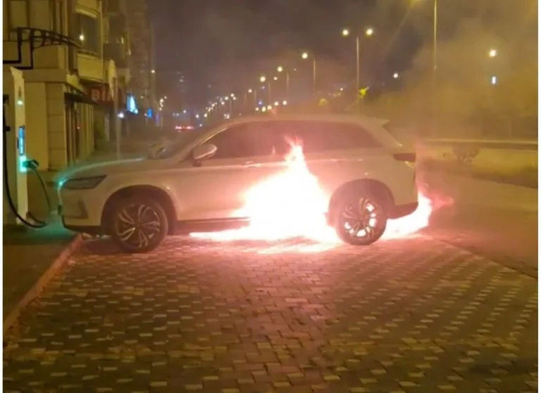 Kayseri'de Şarj İstasyonunda Elektrikli Otomobil Alev Alev Yandı — haber görseli