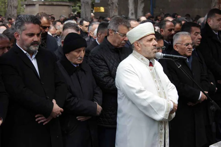 Başkan Hüseyin Akay’ın annesi son yolculuğuna uğurlandı — haber görseli