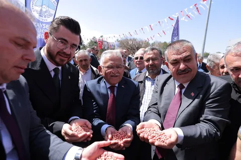 Tohumdan Umuda: Kayseri’de Üreticiye 238 Tonluk Destek! BAŞKAN BÜYÜKKILIÇ’TAN ÜRETİCİYE 11,5 MİLYON TL’LİK DESTEK — haber görseli
