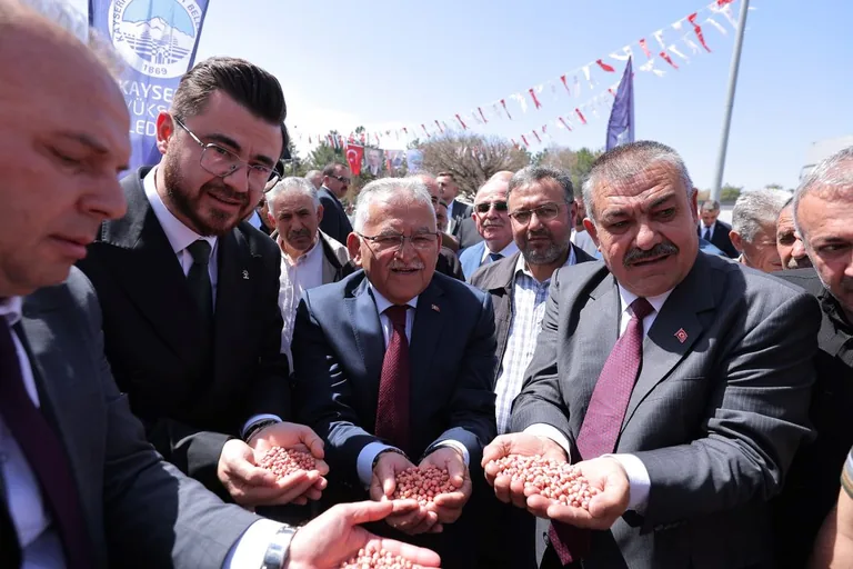 Tohumdan Umuda: Kayseri’de Üreticiye 238 Tonluk Destek! BAŞKAN BÜYÜKKILIÇ’TAN ÜRETİCİYE 11,5 MİLYON TL’LİK DESTEK — haber görseli