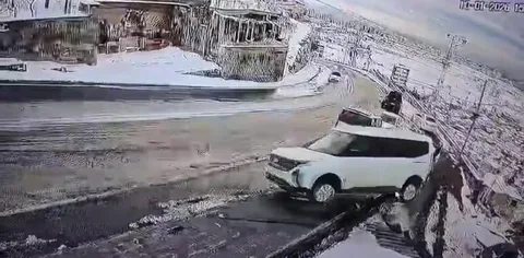 El Freni Unutuldu, Ortalık Bir Anda Karıştı!  Facianın Eşiğinden Dönüldü Boş Aracın Geri Geri Kaçış anı Kamerada — haber görseli