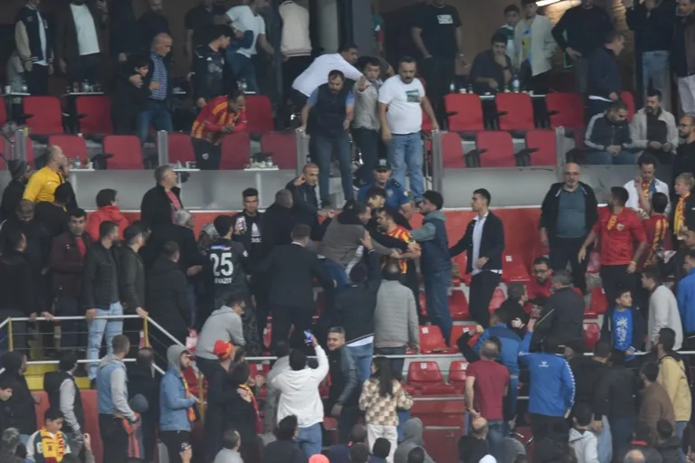 Kayserispor, Beşiktaş Maçında Çirkin Tezahürat ve Saha Olayları Nedeniyle PFDK'ya Sevk Edildi! — haber görseli