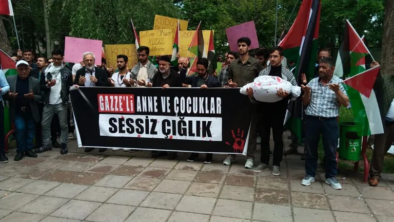 ERÜ İslam Kardeşlik Platformu, İsrail’in Refah’taki bombalı saldırısını kınadı — haber görseli