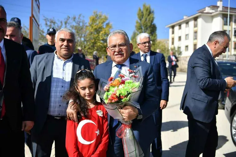 Başkan Büyükkılıç'tan, Saraycık Mahallesi'ndeki Öğrencilere Cumhuriyet Bayramı Armağanı — haber görseli