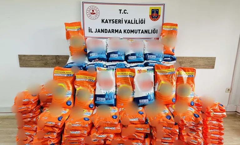 KAYSERİ'de Jandarma ve polis ekipleri 2 ton 100 kilogram sahte çamaşır deterjanı ele geçirdi — haber görseli