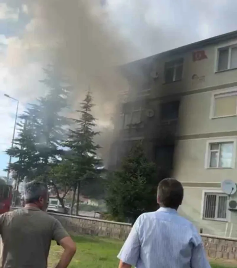 Osman Kavuncu'da Yangın! 3 Katlı Bina Yangını Güçlükle Söndürüldü — haber görseli