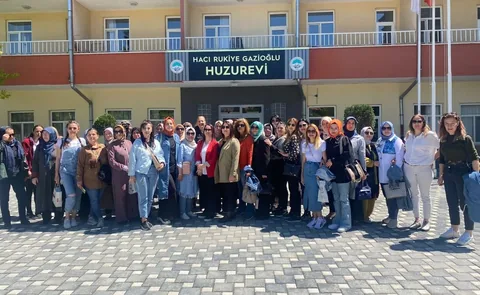 TALASLI KURSİYERLERDEN HUZUREVİ’NE ‘ANNELER GÜNÜ’ ZİYARETİ — haber görseli