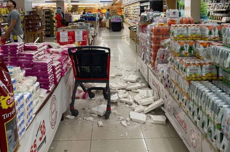 Talas’ta Dehşet Anları! Beton Parçaları Marketin Tavanından Düştü: Bir Kişi Yaralandı — haber görseli