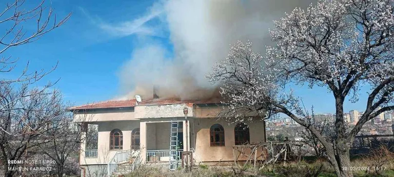 Son Dakika! Konaklar Mahallesinde Müstakil Evde Yangın: Yangın Bütün Binayı Sardı — haber görseli