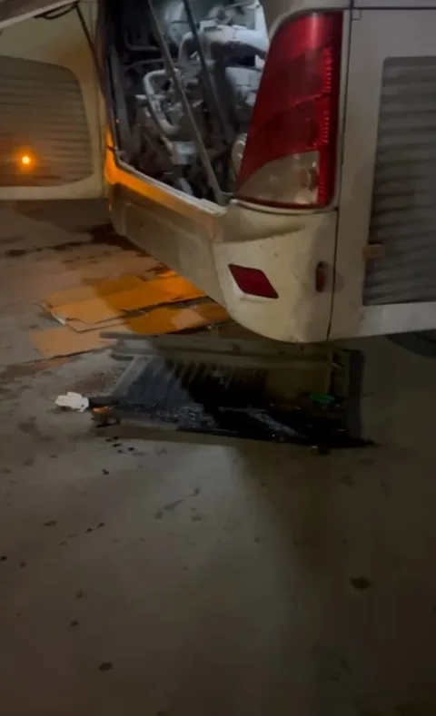 MUCUR'DA YOLCULARIN ZOR ANLARI! Yolda kalan yolculardan başka araca binmeleri için ek ücret talep edildi — haber görseli