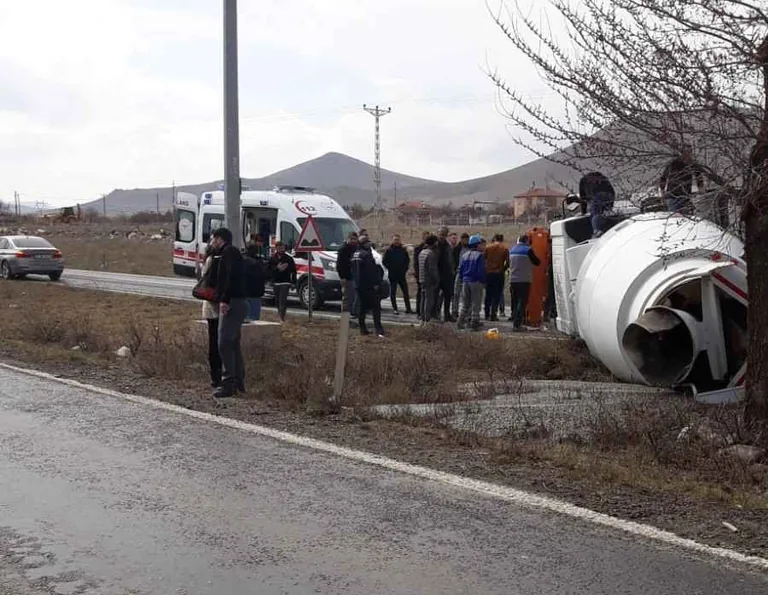 Kayseri- Niğde Karayolunda Kaza! Beton mikseri devrildi: 1 yaralı — haber görseli