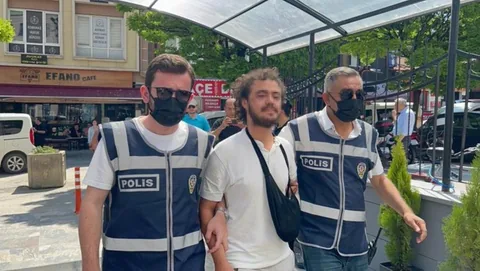 Eskişehir'de skandal olay! Alkol alıp camilere girdi, Kur'an-ı Kerimleri yırttı — haber görseli
