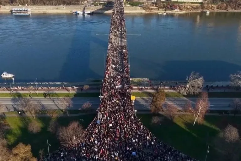 Sırbistan'da binlerce kişi tren İstasyonu kazası nedeniyle hükümeti protesto etti — haber görseli