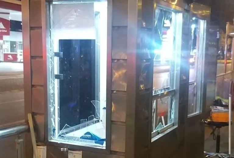 Tramvay Durağı Güvenlik Kulübesinin Camlarını Kıran 3 Kişi Yakalandı — haber görseli