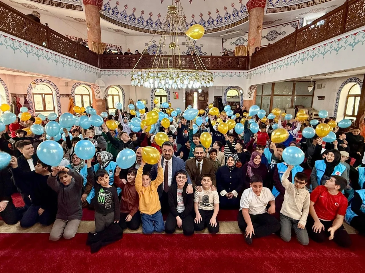 Camide Teravih Kılan Çocuklara Sürpriz! Arefe Çiçekleri Projesi ile Kayserili Çocuklar Bayramlıklarına Kavuştu — haber görseli