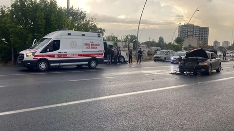 İşçi Servisi İle Otomobil Çarpıştı: 3 Yaralı — haber görseli