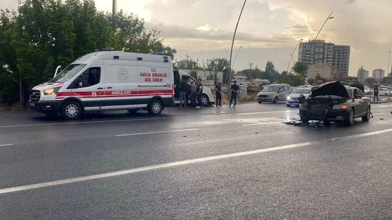 İşçi Servisi İle Otomobil Çarpıştı: 3 Yaralı — haber görseli