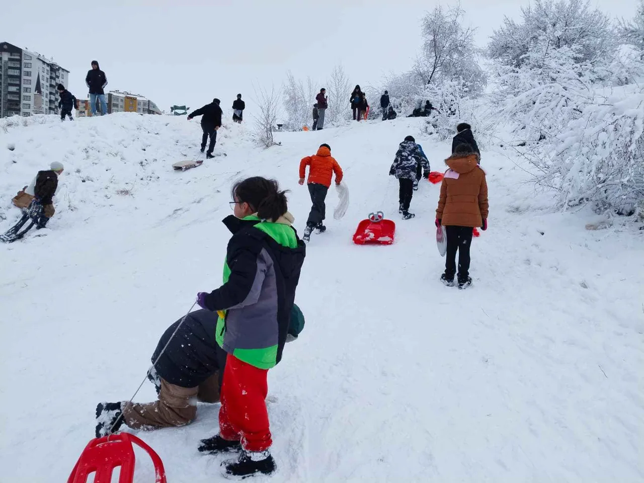 TALAS’TA KAR TATİLİ ŞENLİĞE DÖNÜŞTÜ! Kayseri'de okullar tatil oldu; Beleş Tepe öğrencilerle doldu — haber görseli