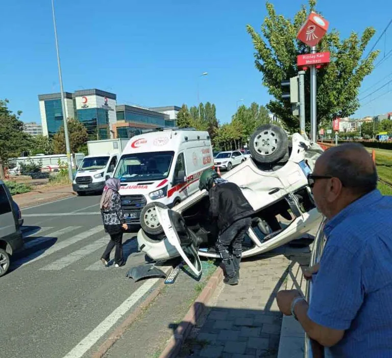 Talas Bulvarı'nda İki Otomobilin Çarpıştığı Kazada Bir Araç Takla Attı — haber görseli