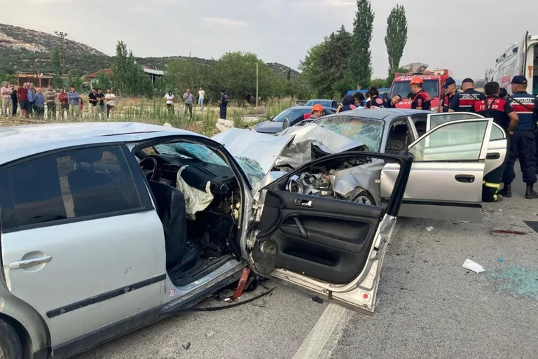 BURDUR'DA İKİ OTOMOBİL KAFA KAFAYA ÇARPIŞTI: 1 ÖLÜ 9 YARALI — haber görseli