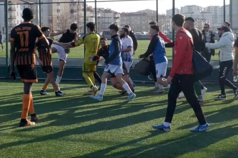Kayseri Amatör Kümede Futbolcular Birbirine Girdi! Sahada Yumruklar Konuştu — haber görseli