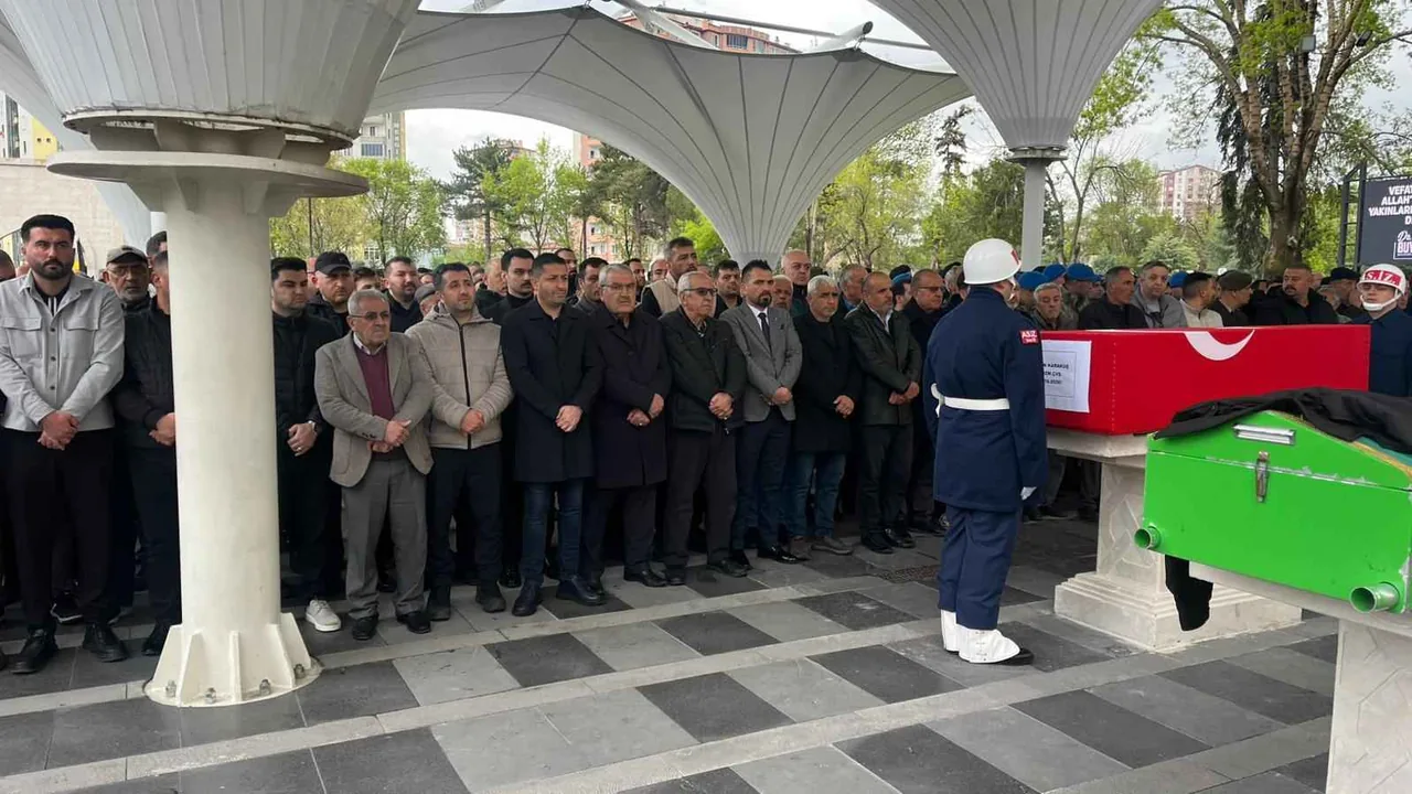 Şırnak'ta Görev başında hayatını kaybeden Uzman Çavuş Orhan Karakuş, Kayseri’de son yolculuğuna uğurlandı — haber görseli