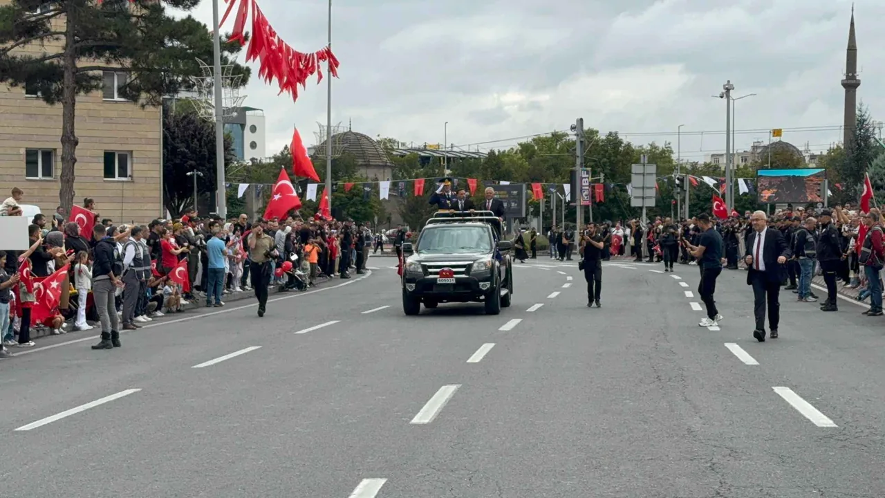 Vali Çiçek’ten Kayseri Meydanı’ndan Güçlü Mesaj: “Biz Hep Var Olacağız, Bedel Ödedik, Bedel Ödeyeceğiz” — haber görseli