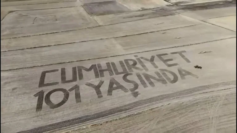 Bünyanlı Çiftçiden Özel Kutlama: Tarlasını 'Cumhuriyet 101 Yaşında' Yazısıyla Biçti — haber görseli