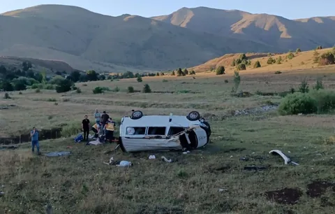 Refahiye'de Feci Kaza: Minibüs Devrildi, 1 Kişi Hayatını Kaybetti, 6 Kişi Yaralandı — haber görseli