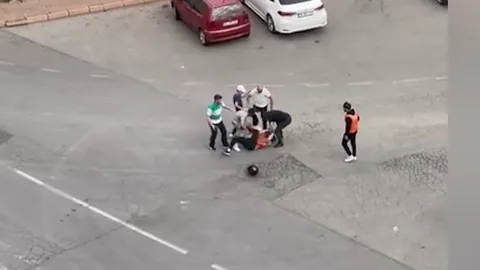 Talas’ta Motokuryeye Vahşi Saldırı! 4 Kişi Tekme ve Kaskla Darp Etti — haber görseli