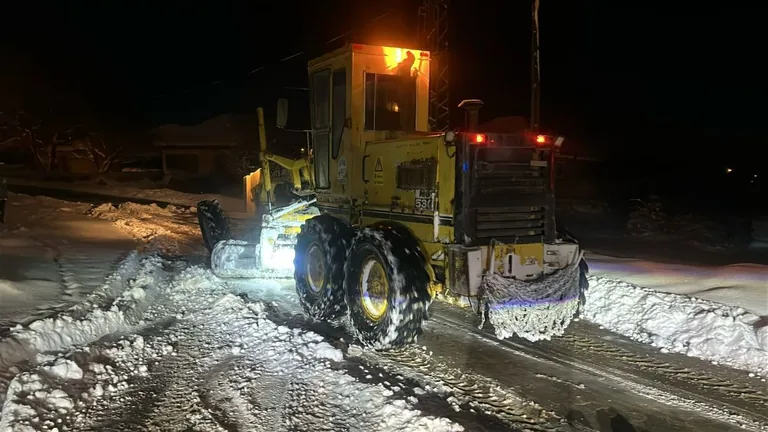 Kar Sürprizi! Nisan Yağışı 90 Mahalle Yolunu Kapattı: Büyükşehir’den Kırsalda Gece Mesaisi — haber görseli