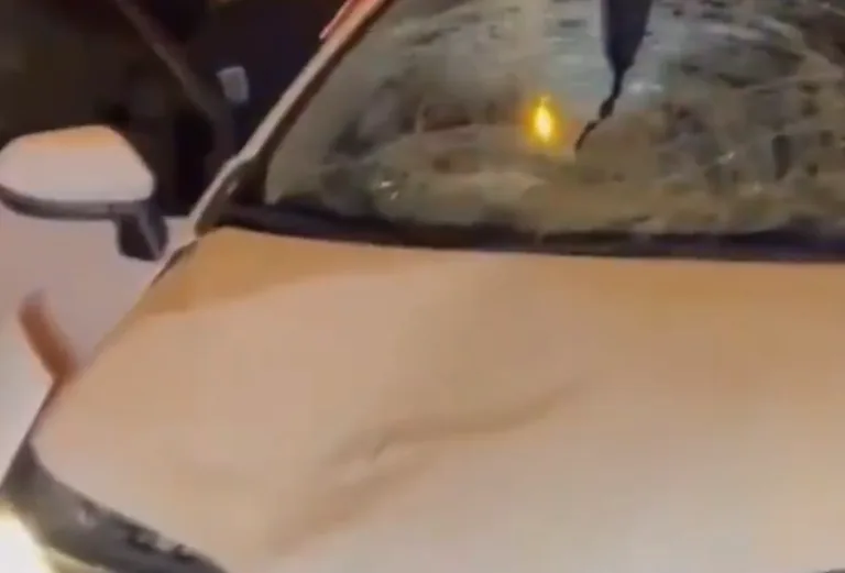 Dur İhtarına Uymayan Sürücü Dehşet Saçtı: Polise Çarpıp Kaçtı: 1 Ağır Yaralı — haber görseli