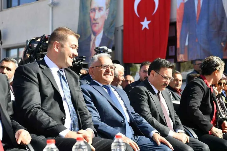 Başkan Büyükkılıç'tan, Saraycık Mahallesi'ndeki Öğrencilere Cumhuriyet Bayramı Armağanı — haber görseli