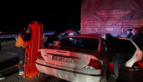 Çorum’da Otomobil Tırla Çarpıştı: 22 Yaşındaki Sürücü Hayatını Kaybetti — haber görseli