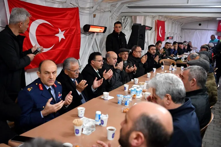 Vali Çiçek ve Başkan Büyükkılıç'tan Şehit Tuğgeneral Baydilli'nin Ailesine Taziye Ziyareti — haber görseli