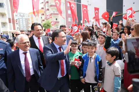 Kayseri'de 23 Nisan Coşkusu! Vali Çiçek'e Çocuklardan Sevgi Seli — haber görseli