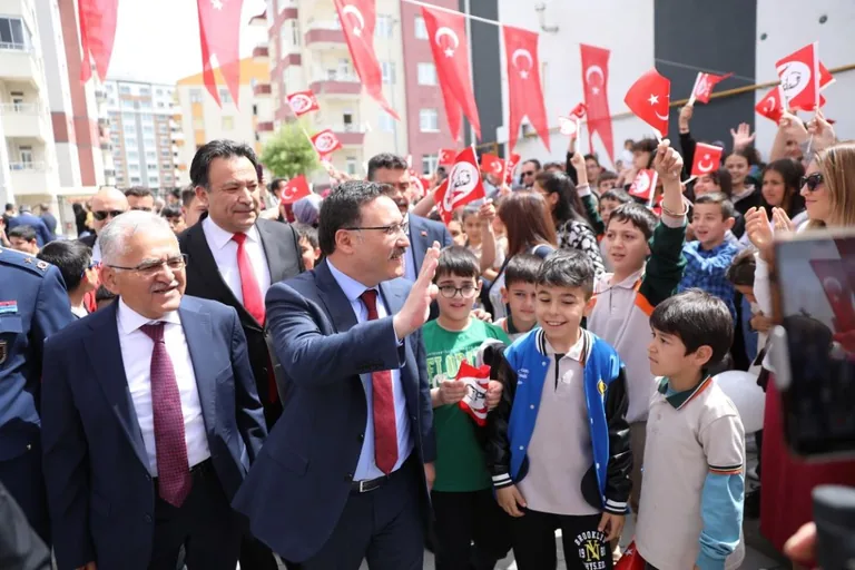 Kayseri'de 23 Nisan Coşkusu! Vali Çiçek'e Çocuklardan Sevgi Seli — haber görseli