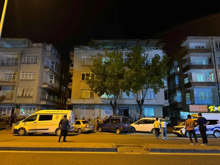Hürriyet Mahallesi'nde Balkon Faciası! 3 katlı binanın 2'nci katından düşen kadın yaralandı — haber görseli