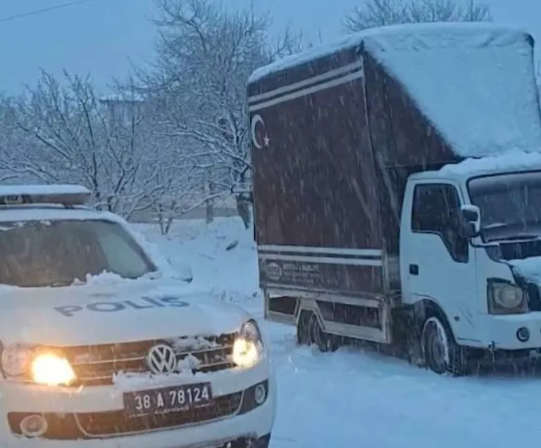 HACILAR’DA CAN PAZARI: Kayseri polisi kar ve tipide mahsur kalan 3 kişiyi kurtardı — haber görseli