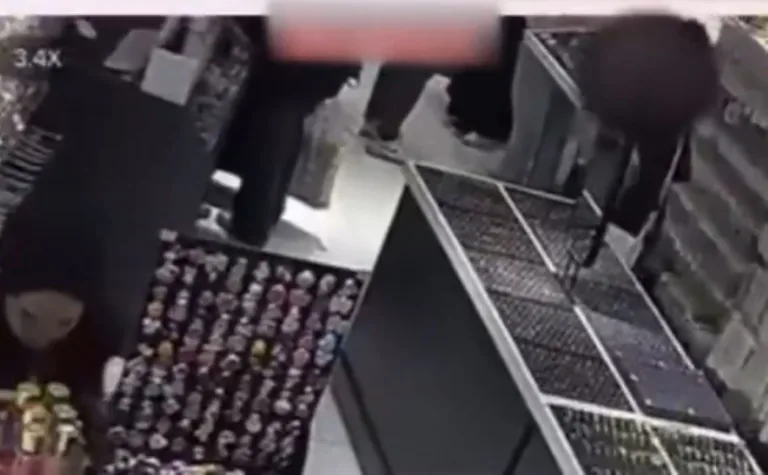 Kayseri'de hırsızlık anı kameralara yansıdı! Takı Dükkanından Gözlük Çalan 2 Şüpheli Kıskıvrak Yakalandı — haber görseli